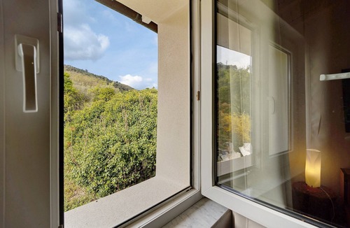 Pietrabruna Apartment | Holiday Home 'Paradies Ligurien' with Mountain Views, Shared Pool and Wi-Fi