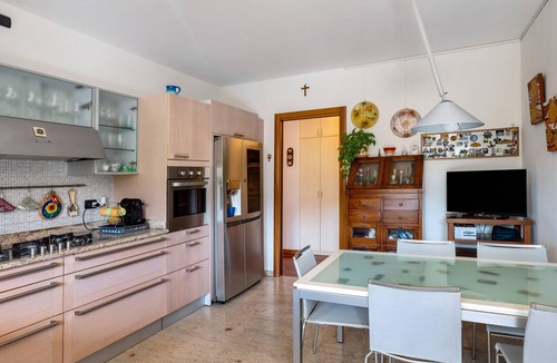 Zevio House | Homestay 'La Casa Di Gio – Double Room and 2 Singles' – Shared Pool, Wi-Fi & Air Conditioning