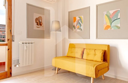 Pisa Apartment | HOMIDAY offers a fully renovated apartment with brand-new interiors.Guests have access to a modern kitchen and a comfortable living room with a small balcony featuring two seats.The apartment also includes a double bedroom and a bathroom, both completely
