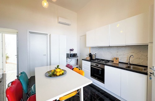 Santa Caterina Apartment | House in a villa with a veranda facing the sea