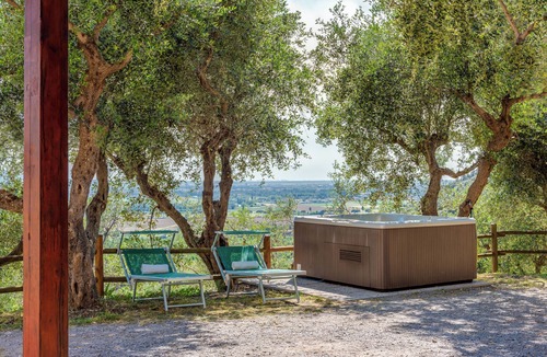 Calci Villa | HYDROMASSAGE BATHTUB-AGRITURISMO FATTORIA LA PIEVE-COTTAGE OLIVO 8 km from Pisa