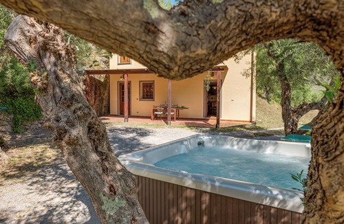 Calci Villa | HYDROMASSAGE BATHTUB-AGRITURISMO FATTORIA LA PIEVE-COTTAGE OLIVO 8 km from Pisa