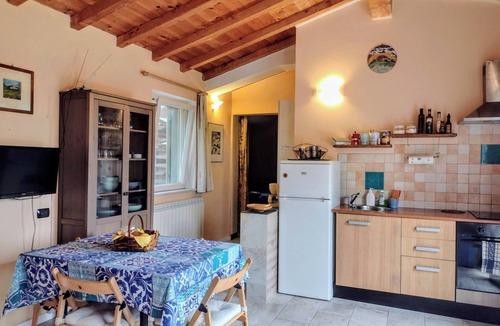 Arcola House | Il Pettirosso-Your hillside base for Cinque Terre, Lerici & Tuscany-with parking