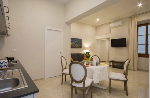 Santa Croce Apartment | Iris 3, a modern and elegant apartment ideal for a family by Mmega