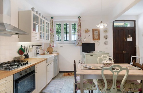 Castelvecchio di Rocca Barbena House | Apartment 'Al Frantoio' with Private Garden