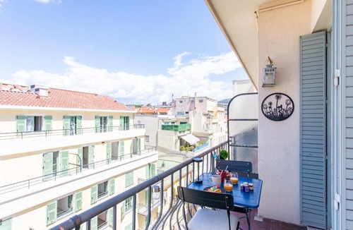Jean-Medecin Apartment | L4 Staywizus - 2BDR Hotel des Postes Central, Massena AC 2Balconies