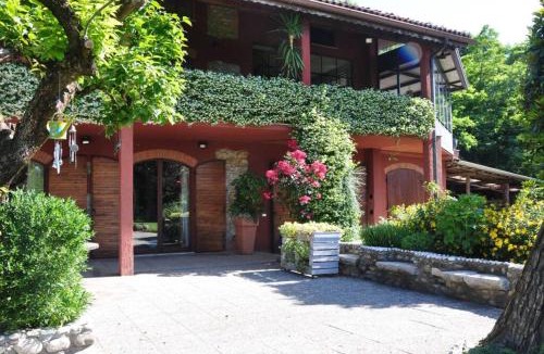 Cantu House | la casa rossa nel bosco