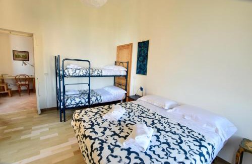 Lagaccio Apartment | La Casa sulla Mattonata accogliente appartamento su una tipica creuza genovese con splendida vista e a pochi passi dalla Stazione Principe