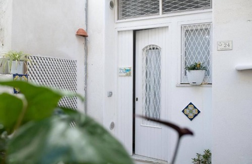 Castiglione House | La Marea in Atrani: easy access with just 15 steps, AC and wifi.