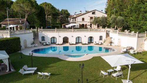 Sant'Angelo in Lizzola House | Living la Dolce Vita with pool