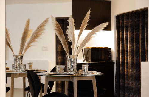 Centro Storico Apartment | LOFT SUITE FEMmE NOIR 'LA REGGIA'