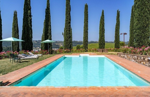 Tavarnelle Val di Pesa Villa | Lovely apartment in villa for 2 people with WIFI, pool and TV, close to Greve In Chianti