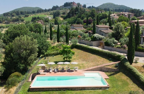 Gaiole in Chianti House | Lovely apartment in villa for 2 guests with pool, A/C, WIFI, TV and pets allowed
