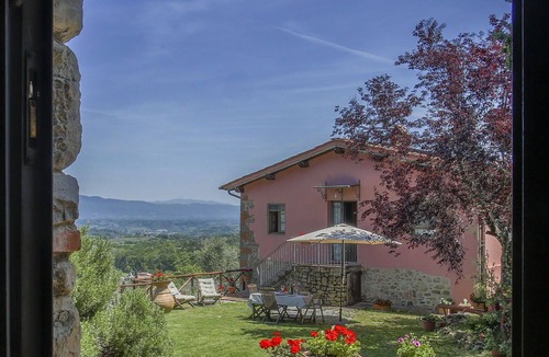 Montevarchi Villa | Lovely apartment in villa for 4 guests with pool, WIFI, TV, patio, pets allowed and parking