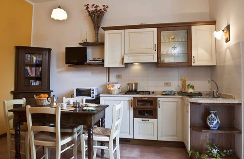Gavignano Villa | Lovely apartment in villa for 2 people with A/C, WIFI, pool, TV and patio, close to San Gimignano