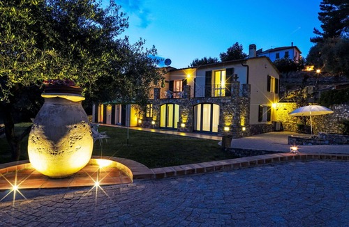 Costa dʼOneglia Villa | Lovely apartment in villa for 4 guests with A/C, WIFI, TV, patio and pets allowed