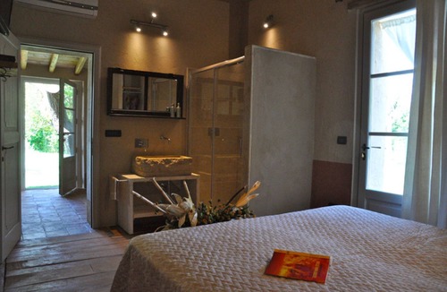 Asciano Villa | Lovely apartment in villa for 4 guests with WIFI, pool, TV, patio, pets allowed and parking