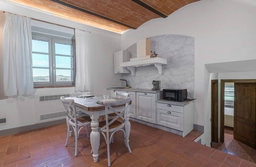 Monteriggioni Apartment | Lovely apartment for 2 guests with pool, WIFI, A/C, TV and pets allowed, close to Siena