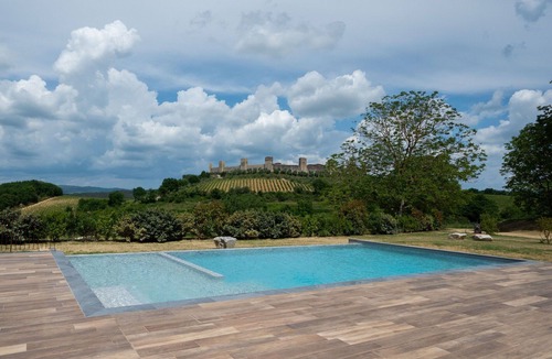 Monteriggioni Apartment | Lovely apartment for 2 guests with pool, WIFI, A/C, TV and pets allowed, close to Siena