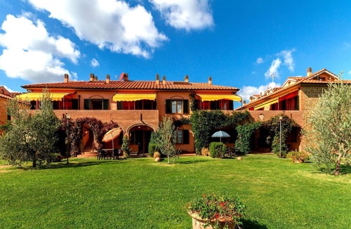 Sughera Apartment | Lovely apartment with A/C, pool, WIFI, TV, terrace and panoramic view, close to San Gimignano