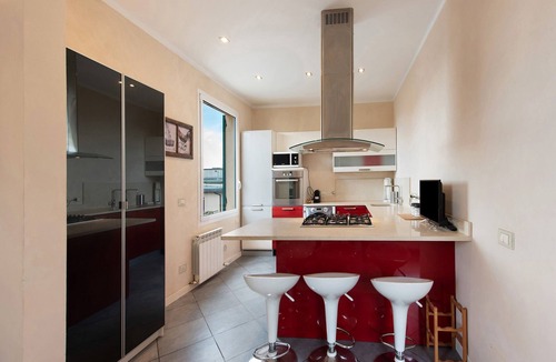 Quarto dei Mille Apartment | Luce Chiara Home with Private Garden, Near Gaslini, Wi-Fi and Air Conditioning
