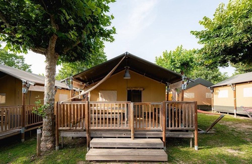 Peschiera del Garda Ski Chalet | Luxe Sanitary 5 Pers Villatent at 4-star camping Campeggio del Garda, Lake Garda