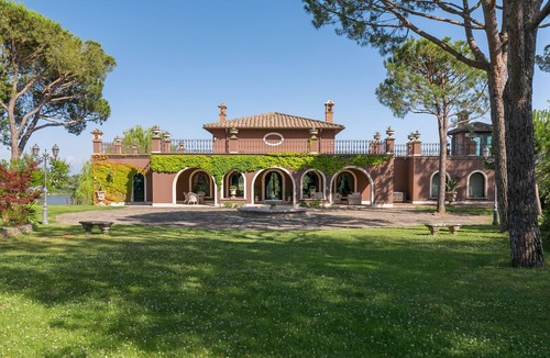 Nepi Villa | Luxury lakefront villa near Rome set in its own private park