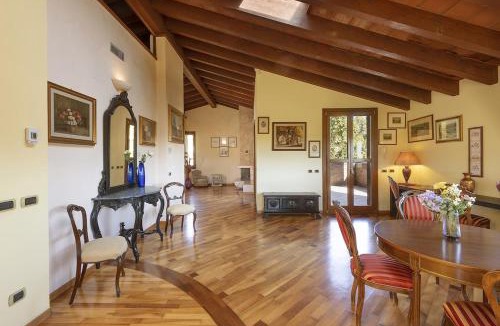 Corsico Villa | Majestic Private Villa - Private Parking