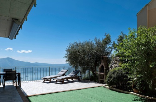 Plassi Apartment | Mantegna - garten mit seeblick und schwimmbad by Interhome