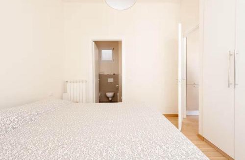 Santissima Annunziata Apartment | Masaccio Bright Apartment with Balcony & AC