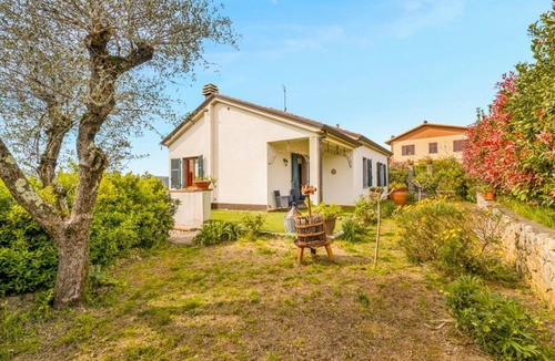 Arcola Apartment | Nestled in the heart of Arcola’s countryside, surrounded by the scent of local vineyards and the gentle rhythm of nature, Villa in vino veritas is the perfect place for those seeking peace and authentic moments.Set over two floors, the villa features t