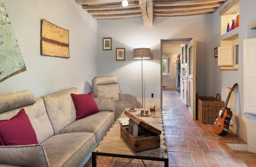 San Casciano dei Bagni Villa | New! Casale Volare, Stylish Tuscany Farmhouse with House Chef,Pool, Pet Friendly, Thermal Baths
