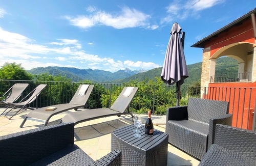 Castelnuovo di Garfagnana Villa | NEW! Perfect for 2! Private Pool, mountain Views, covered terrace. Romance!
