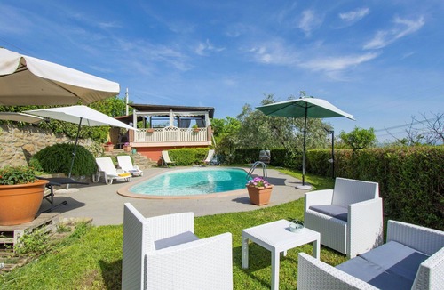Giugnano Apartment | Nice apartment for 10 guests with WIFI, private pool, TV, patio and pets allowed