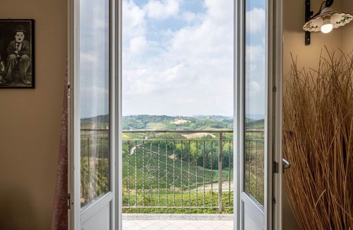 Vinchio Apartment | Nice apartment for 5 people with A/C, pool, WIFI, TV, terrace, pets allowed and panoramic view