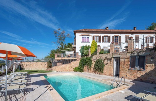 Cossombrato Apartment | Nice apartment for 4 people with pool, WIFI, A/C, TV, patio and pets allowed