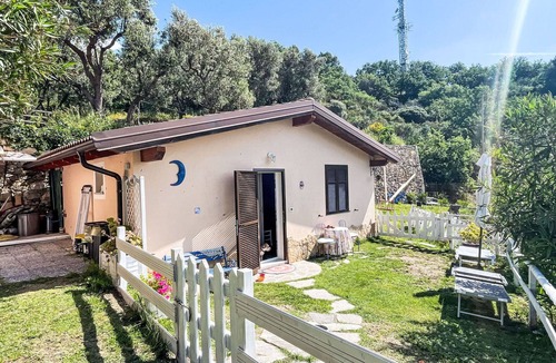 Finale Ligure Villa | Nice apartment in villa for 4 guests with WIFI, A/C, terrace and pets allowed