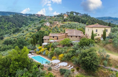 Montevarchi Villa | Nice apartment in villa for 2 guests with pool, WIFI, TV, pets allowed, panoramic view and parking