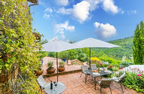Montevarchi Villa | Nice apartment in villa for 2 guests with pool, WIFI, TV, pets allowed, panoramic view and parking