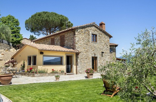 Pontassieve House | Nice apartment in villa for 4 guests with A/C, pool, WIFI, TV, patio and panoramic view
