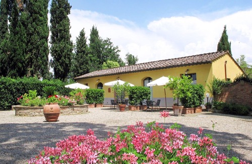Poggibonsi Villa | Nice apartment in villa for 4 people with WIFI, pool, TV, terrace and pets allowed