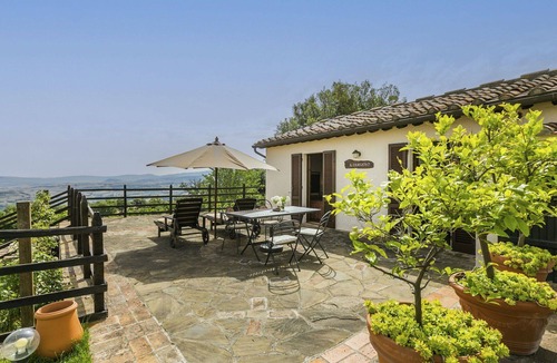 Sasso dʼOmbrone Villa | Nice apartment in villa for 2 guests with WIFI, A/C, pool, patio and panoramic view