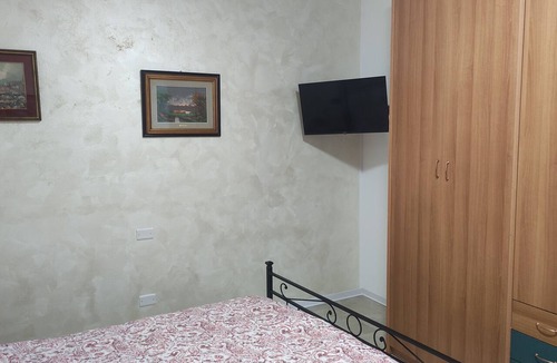 Madone Bed & Breakfast | Nice room, bathroom, outdoor space for the summer. Highway, airport, hospitals