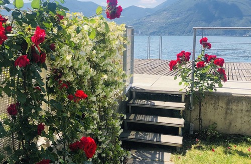 Marone Apartment | One-bedroom apartment with a front-garden garden and panoramic views