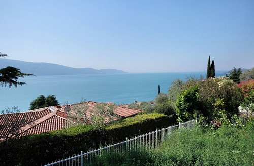 Gargnano Apartment | Pet-Friendly Apartment Villa Gargnano with Lake View and Garden
