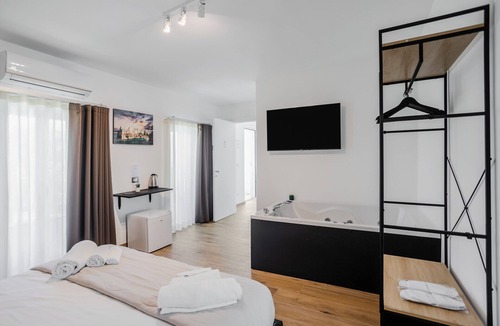 Torre a Mare Bed & Breakfast | Pietramare Luxury - Black Diamond by Rentbeat