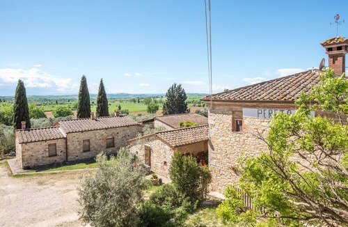 Serre di Rapolano House | Podere Del Pereto Bio-202 Farmhouse with Shared Pool, Private Garden & Wi-Fi