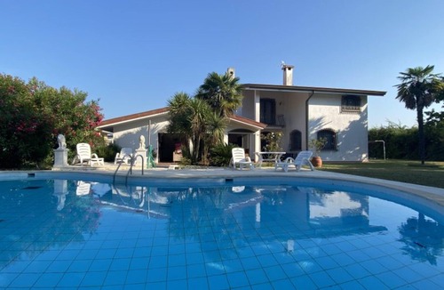 Bevazzana Villa | Private multi-family villa with pool and garden