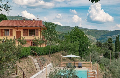 Le Piazze Villa | Private Villa with WIFI, private pool, A/C, hot tub, TV, patio, panoramic view, close to Arezzo