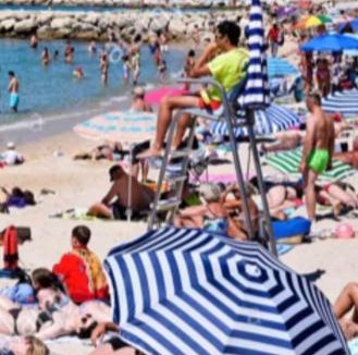 La Californie Apartment | Promenade des Anglais-2 MINS WALK TO BEACH- Charming Duplex -Air Conditioning Wi-Fi